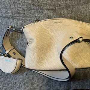 Calvin Klein Cream Shoulder Bag with Sleek Design